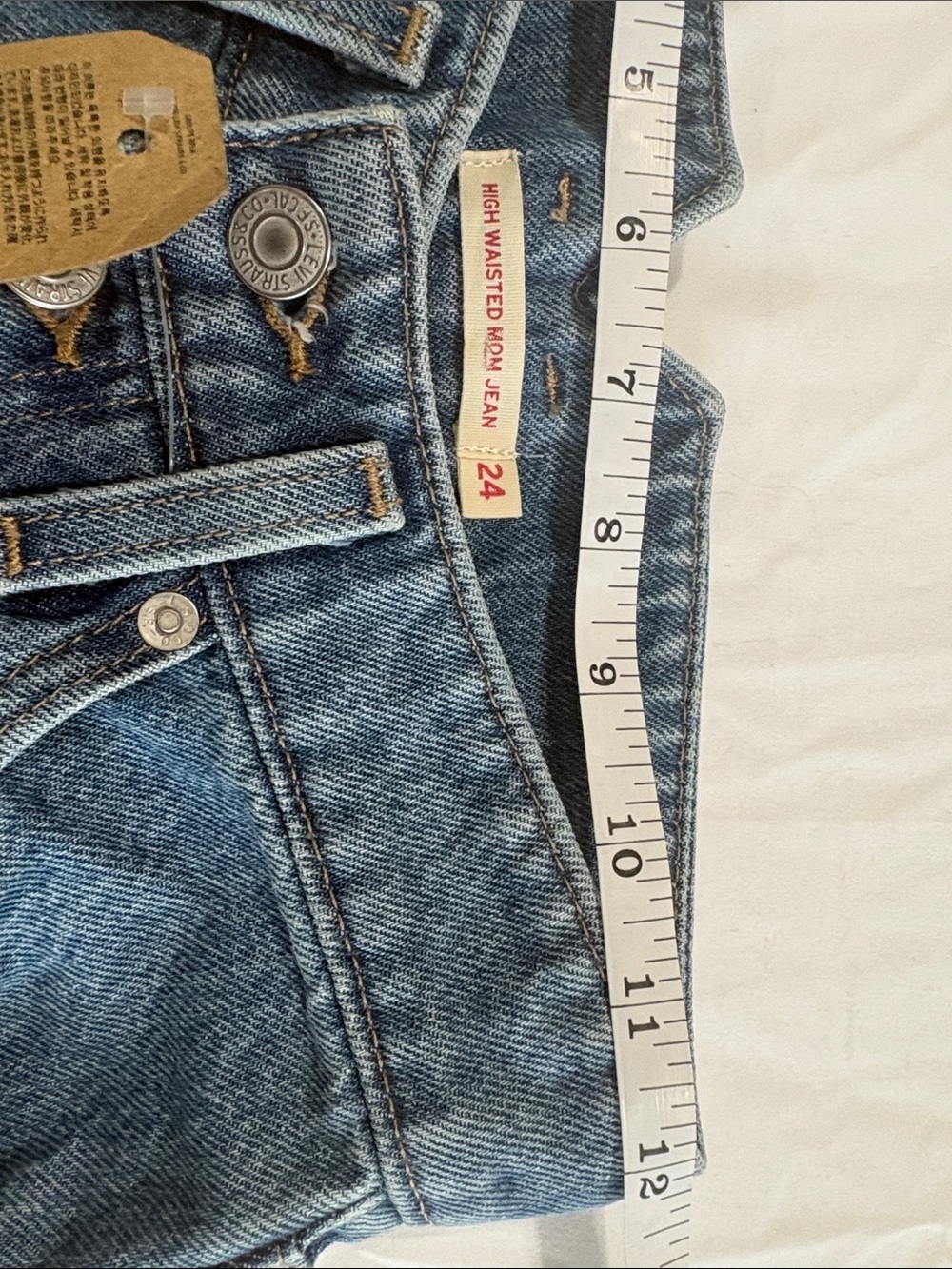 Levi’s- high waist blue woman’s jeans
Back waist notch styling /size 24 - Picture 7 of 10